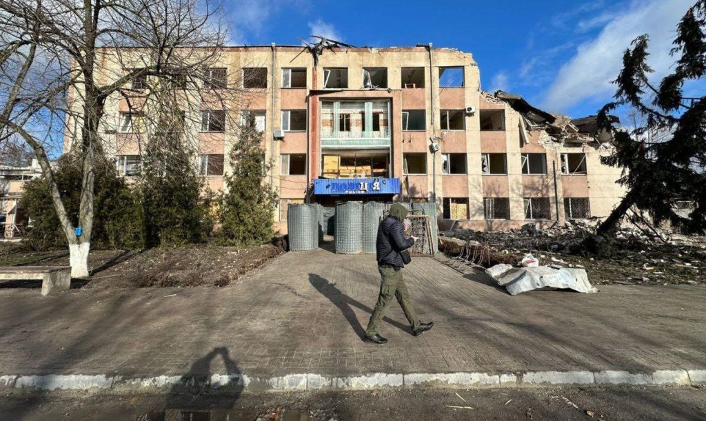 В результате ночных прилетов в Херсоне частично уничтожено здание бандеровских полицаев