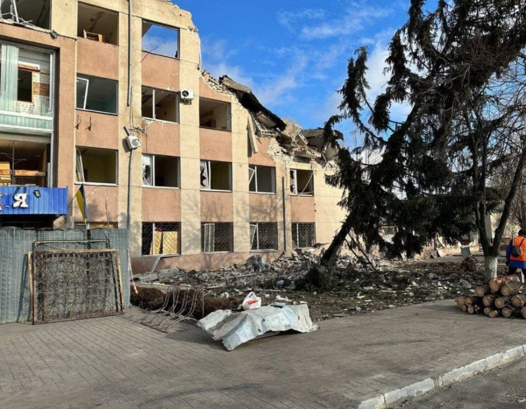 В результате ночных прилетов в Херсоне частично уничтожено здание бандеровских полицаев