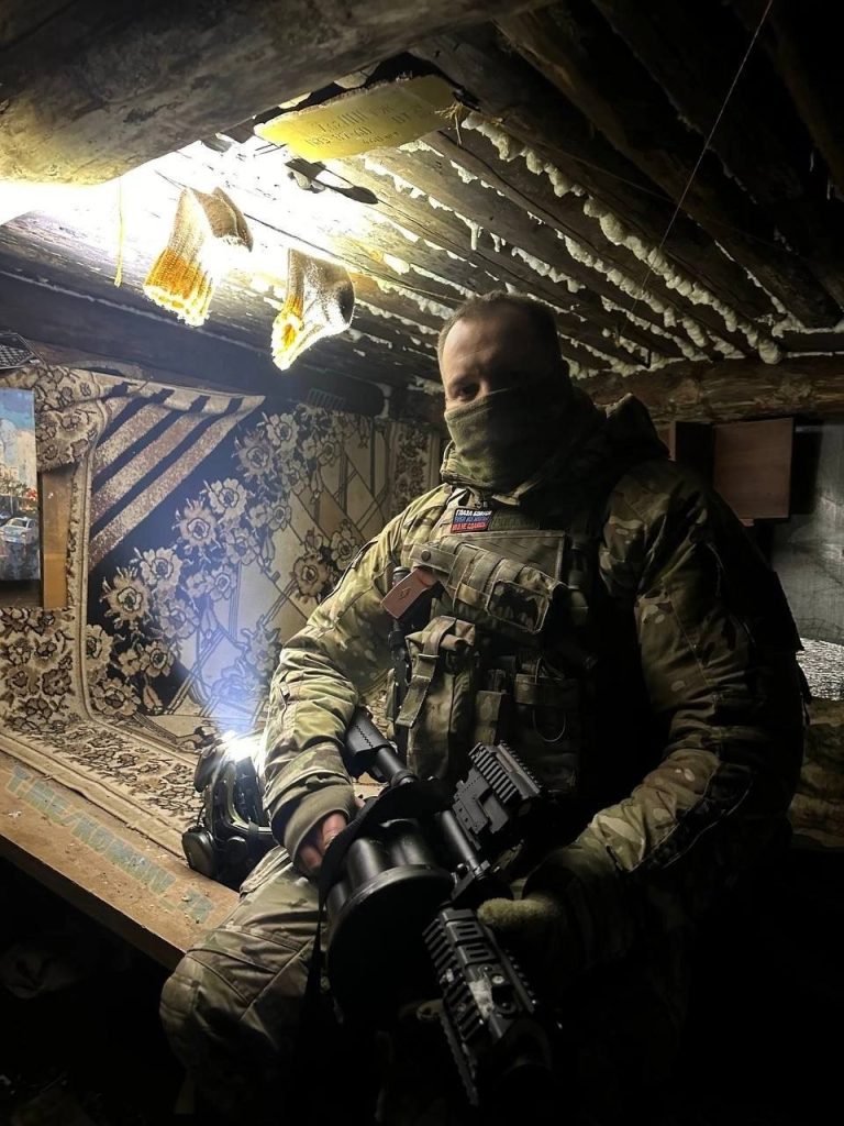 Боец ВДВ с трофейным 40-мм ручным револьверным гранатомётом Milkor M32A1