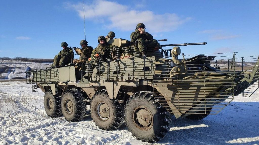 Очередной БТР-82А со штатным комплектом защитных экранов заводского производства 1-й гвардейской танковой армии ЗВО