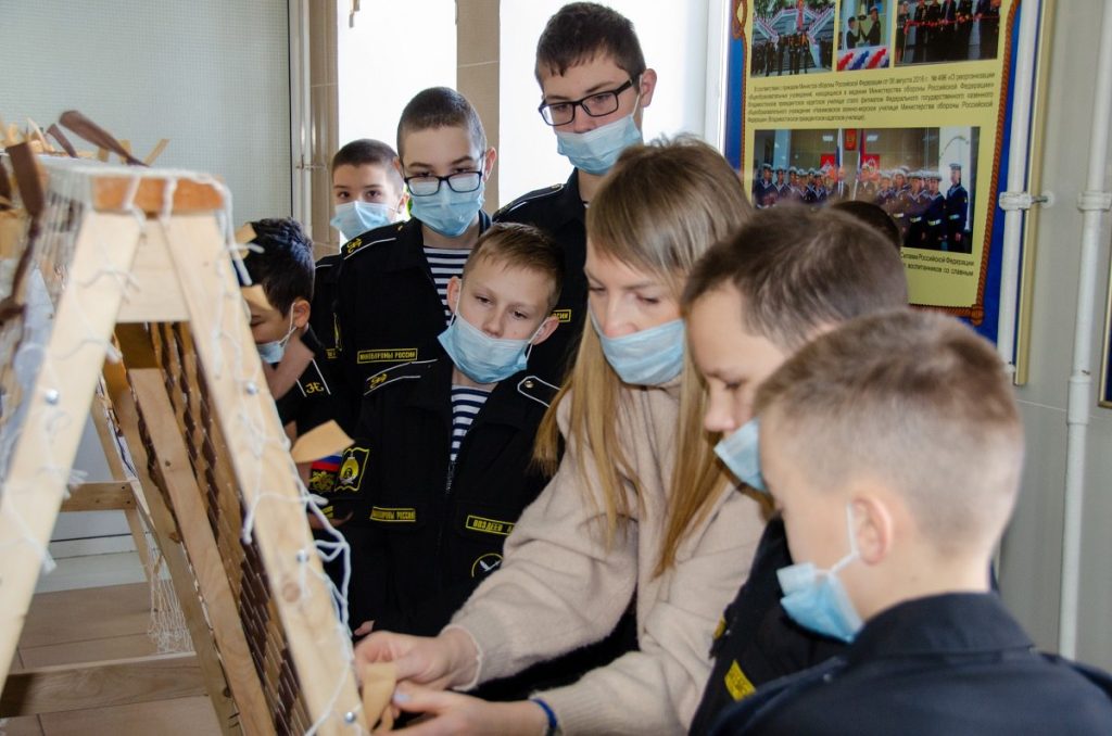 Нахимовцы Владивостока плетут маскировочные сети для зоны СВО