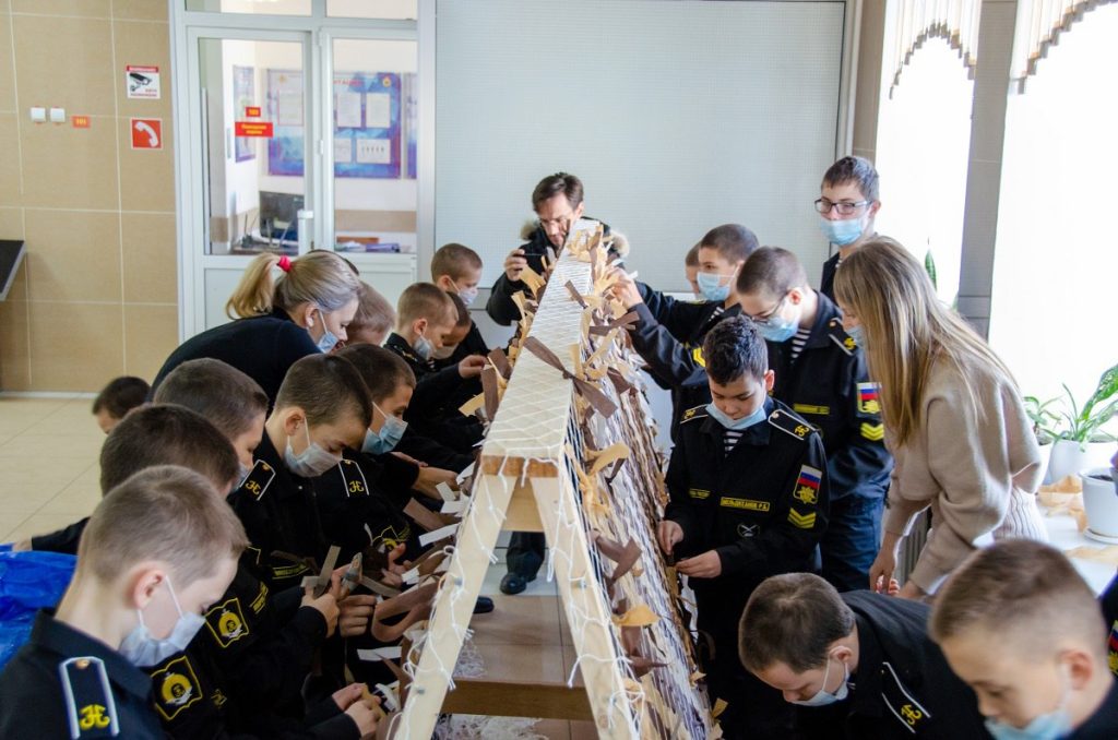 Нахимовцы Владивостока плетут маскировочные сети для зоны СВО