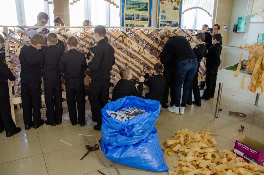 Нахимовцы Владивостока плетут маскировочные сети для зоны СВО