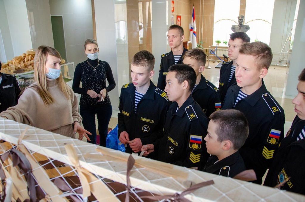 Нахимовцы Владивостока плетут маскировочные сети для зоны СВО