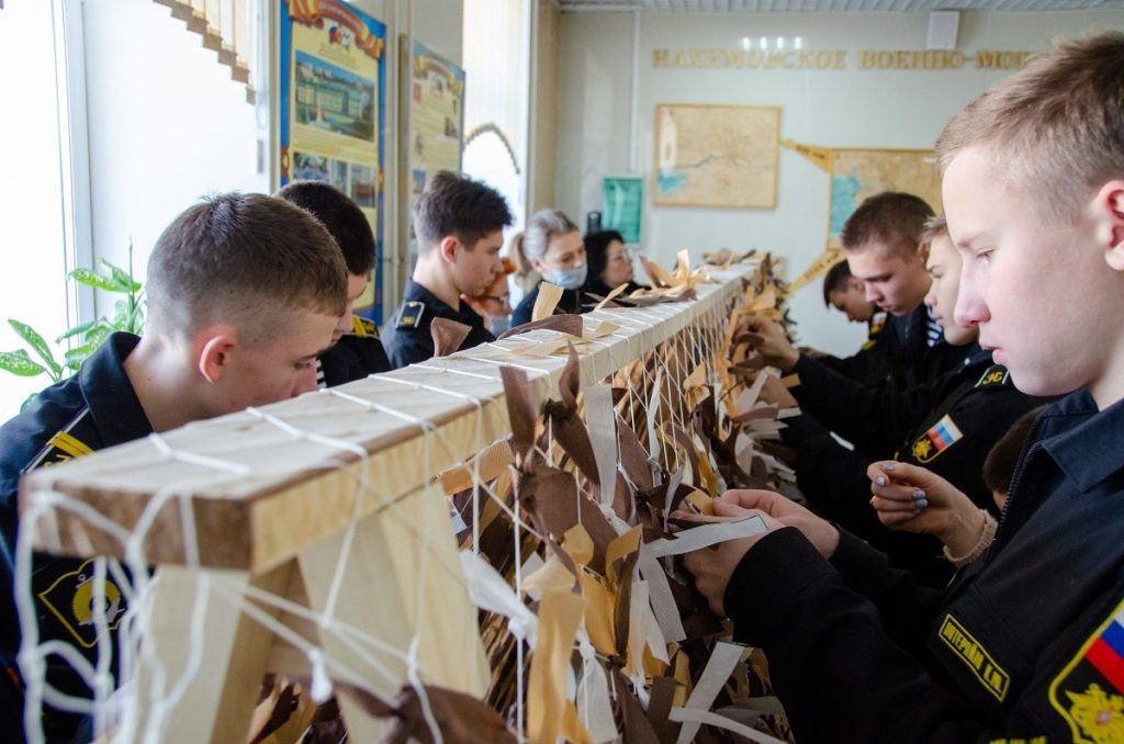 Нахимовцы Владивостока плетут маскировочные сети для зоны СВО