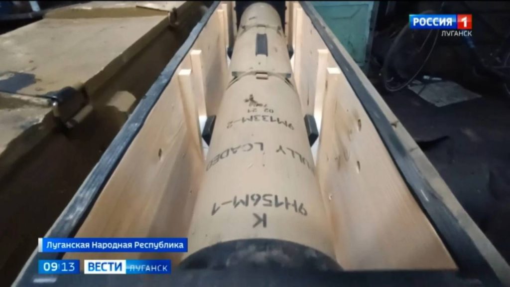 Оператор ПТРК работает ракетами 9М133М-2 с максимальной дальностью пуска 8000 метров