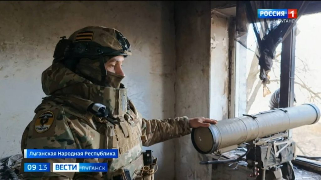 Оператор ПТРК работает ракетами 9М133М-2 с максимальной дальностью пуска 8000 метров