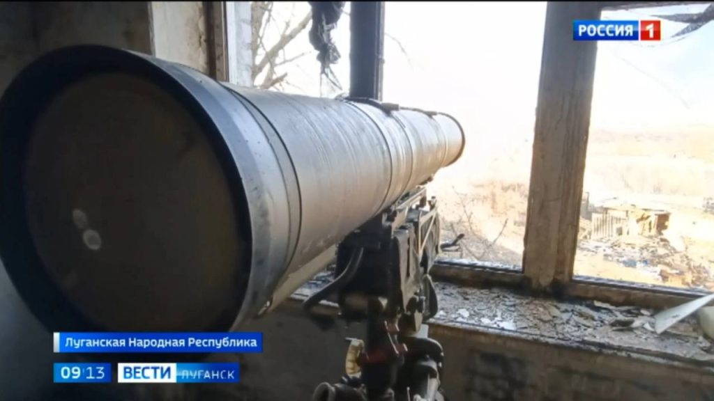 Оператор ПТРК работает ракетами 9М133М-2 с максимальной дальностью пуска 8000 метров