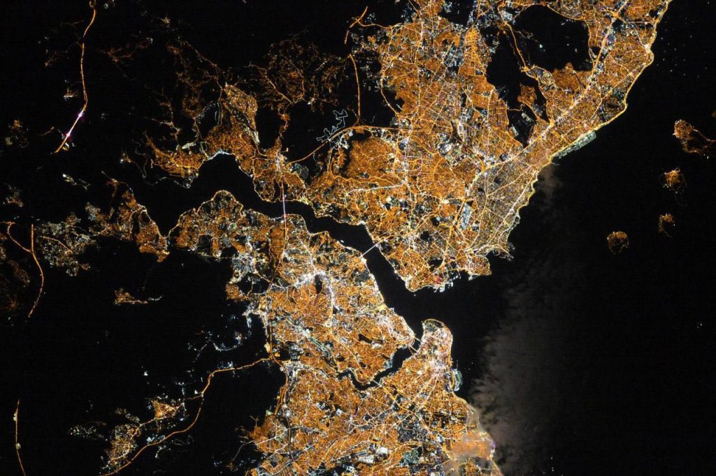 Командир отряда космонавтов Роскосмоса, Олег Кононенко, поделился очередными снимками ночных городов