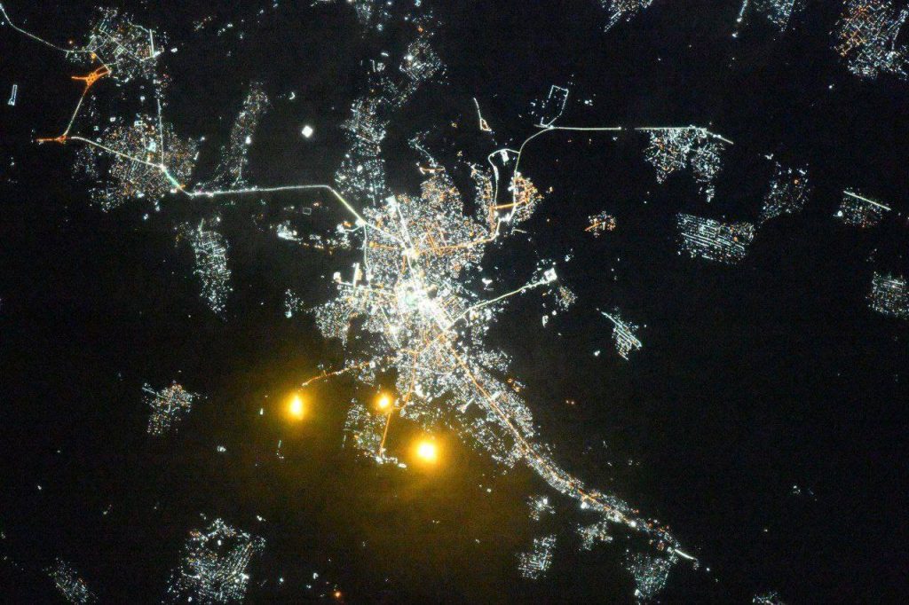 Командир отряда космонавтов Роскосмоса, Олег Кононенко, поделился очередными снимками ночных городов