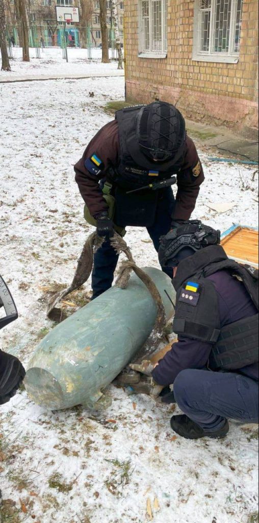 Уцелевшая боевая часть ракеты Х-101, найденная сегодня в Киеве после утреннего ракетного удара