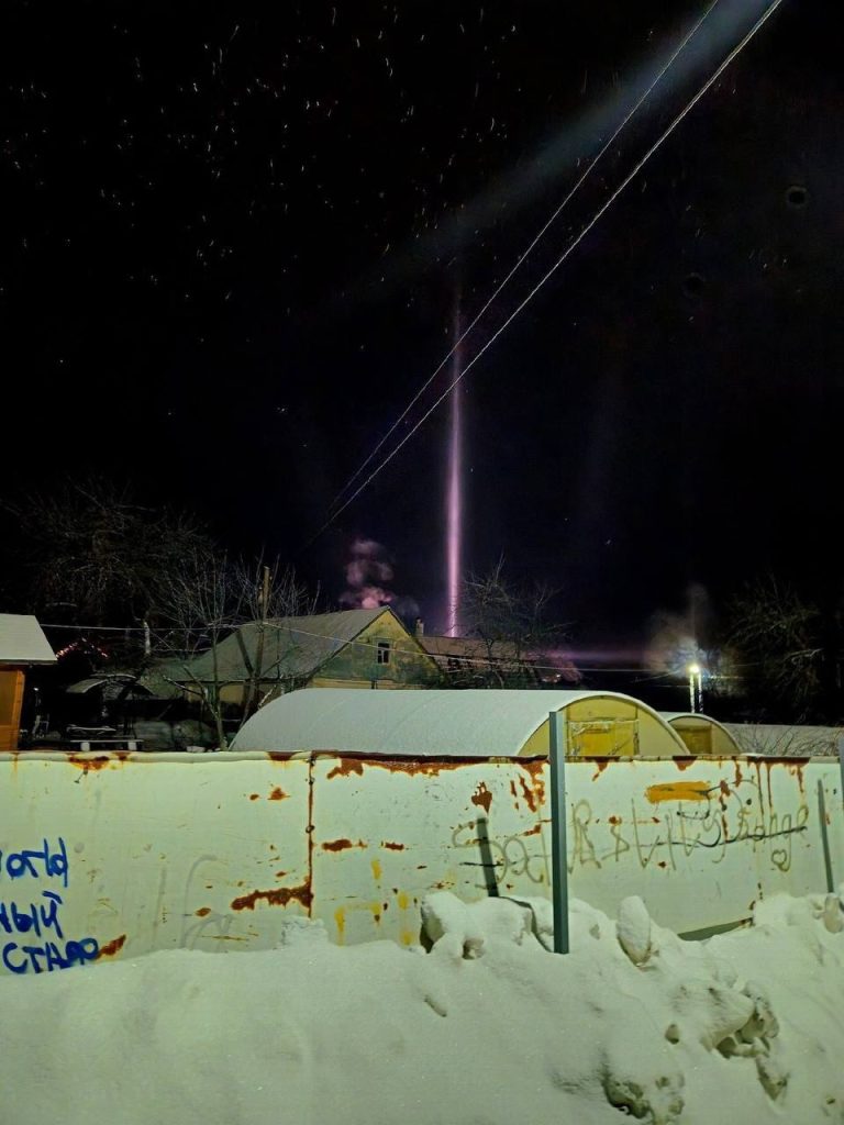 Жители нескольких регионов РФ заметили световые столбы в ночном небе