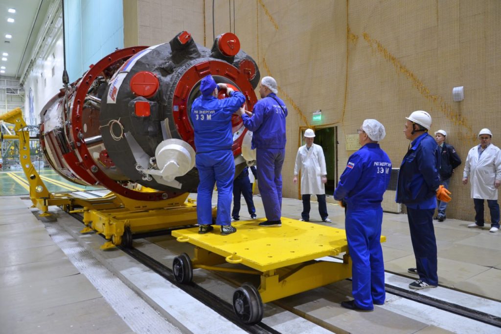 На Байконуре готовят к старту пилотируемый корабль "Союз МС-25"