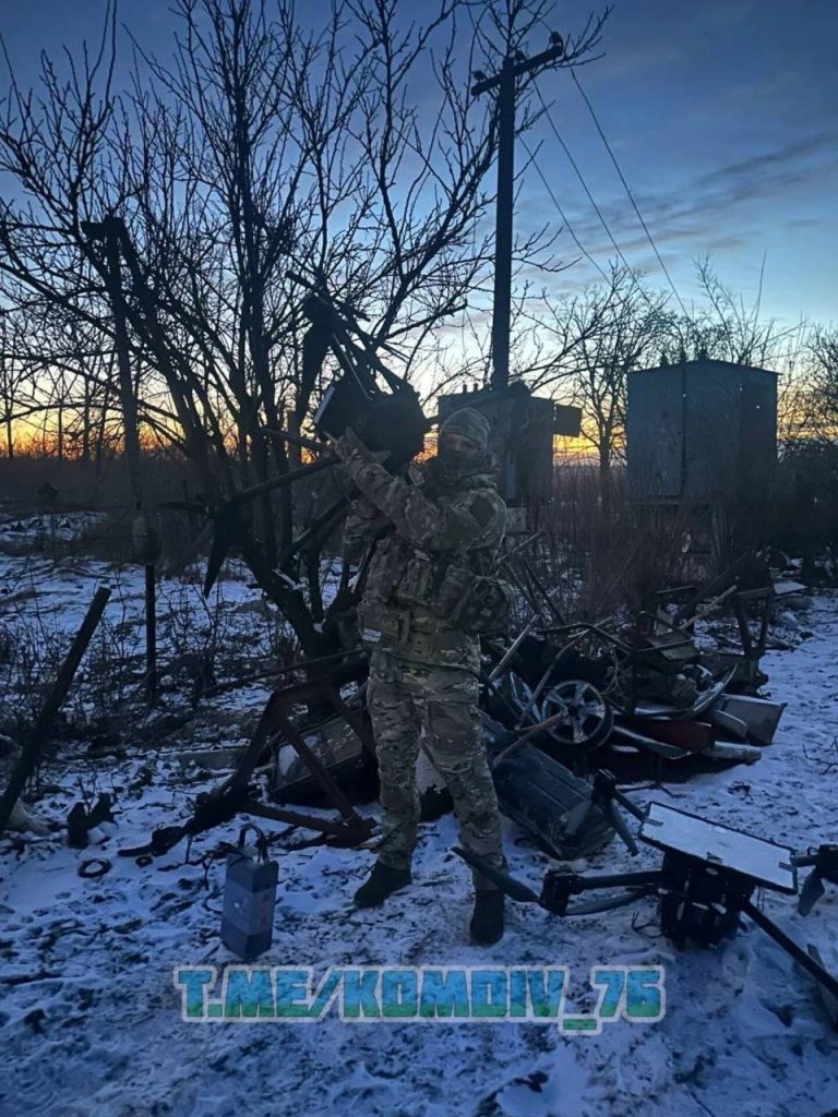 Снайпер из 76-й десантно-штурмовой дивизии ВДВ с позывным «Палач» сбил из винтовки Lobaev Arms TSVL-8 М4 «Антиматерия» два гексакоптера («Баба Яга») ВСУ