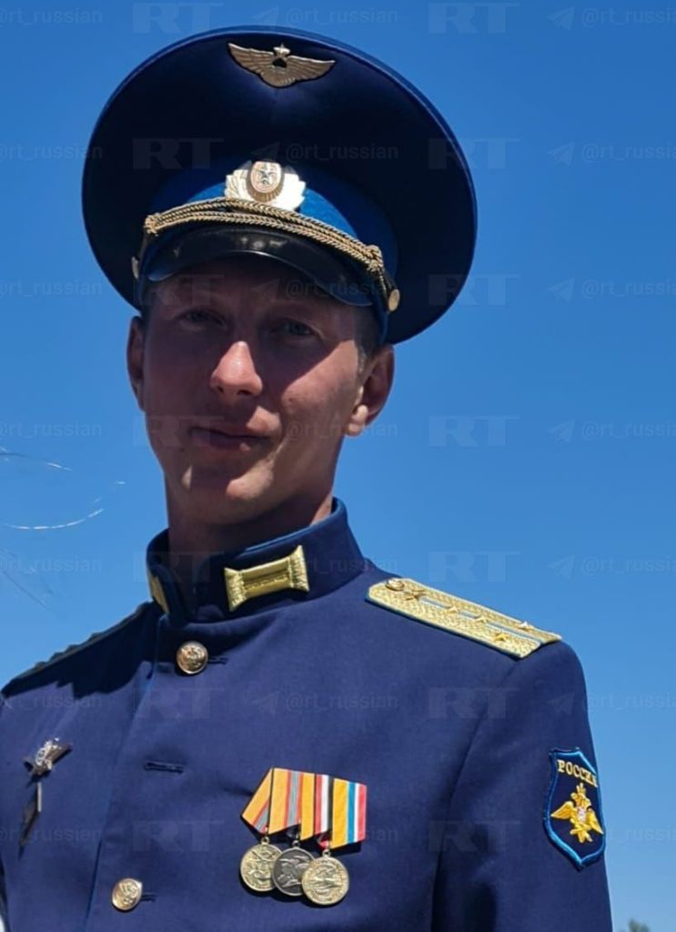 Бортмеханик разбившегося Ил-76 Сергей Житенев, когда служил в Сирии, вытащил людей из горящего самолёта, а на гражданке спас человека, упавшего в колодец
