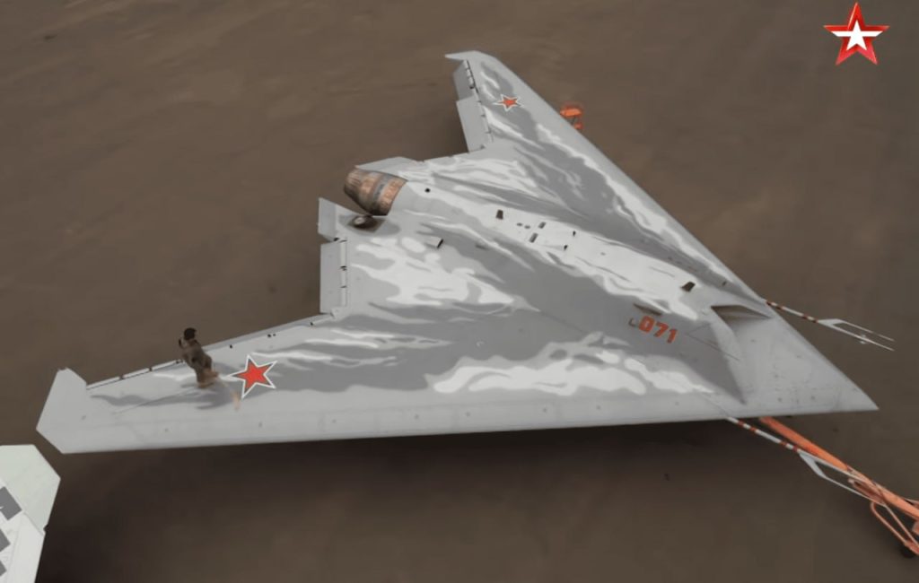 Серийный выпуск тяжёлых ударных БПЛА С-70 «Охотник» планируется начать в 2024 году