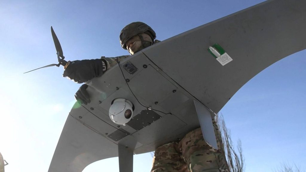 Операторы роты БПЛА ВС РФ работают с разведывательным БПЛА Supercam S350 в зоне СВО