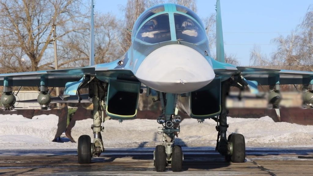 Су-34 ВКС РФ с четырьмя авиабомбами УМПК-500 перед боевым вылетом
