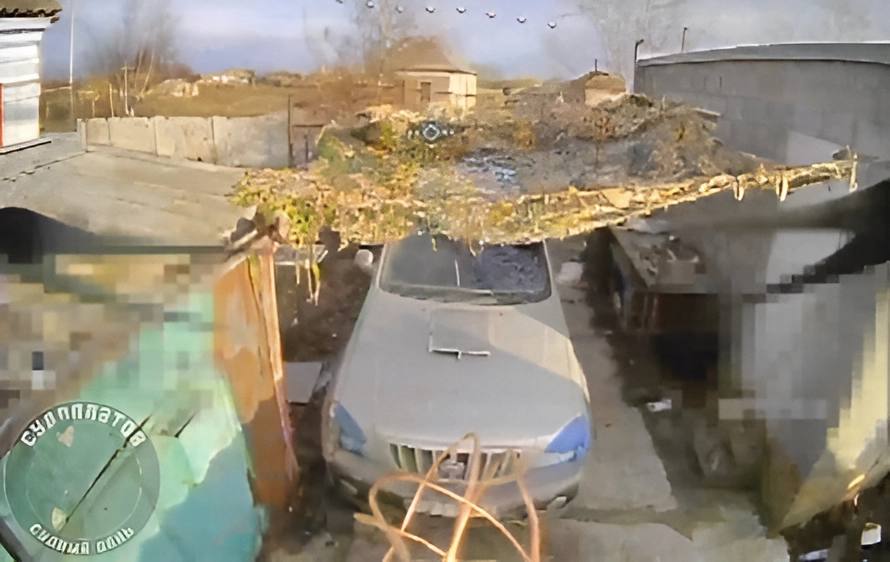 Внедорожник - поражен. На улице Комсомольская, с. Станислав Херсонская область