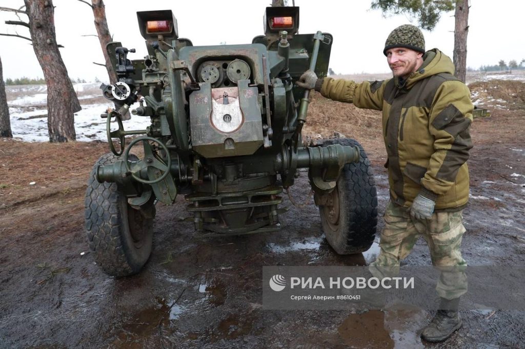 Расчёты 122-мм гаубиц Д-30 добровольческого подразделения БАРС-13 «Русский легион» проводят занятия на одном из полигонов ДНР