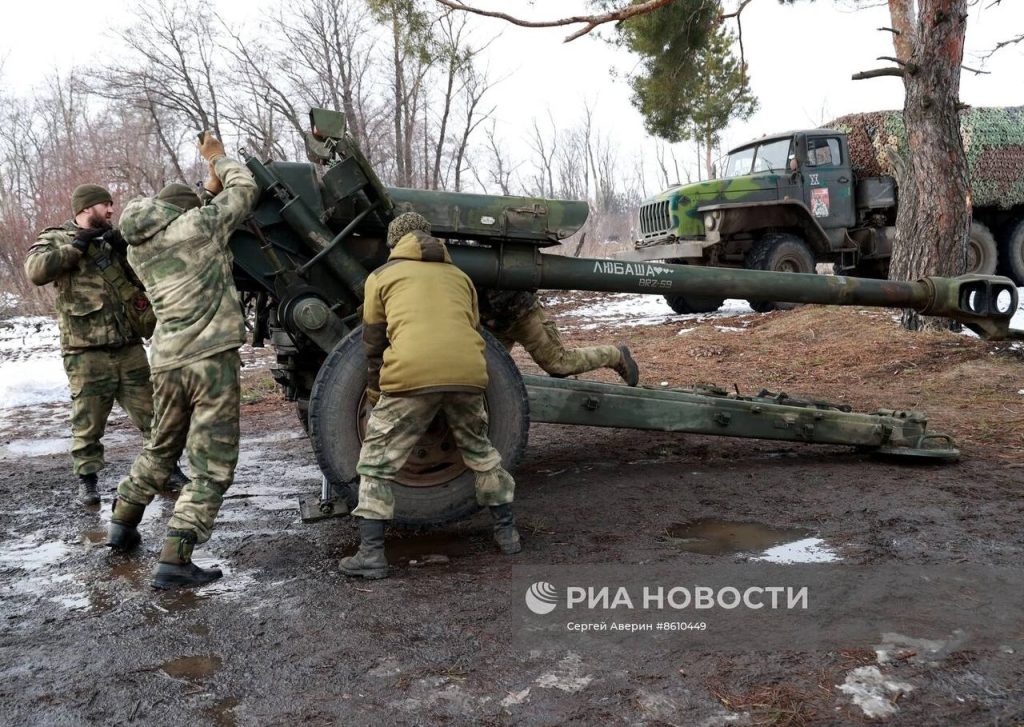 Расчёты 122-мм гаубиц Д-30 добровольческого подразделения БАРС-13 «Русский легион» проводят занятия на одном из полигонов ДНР