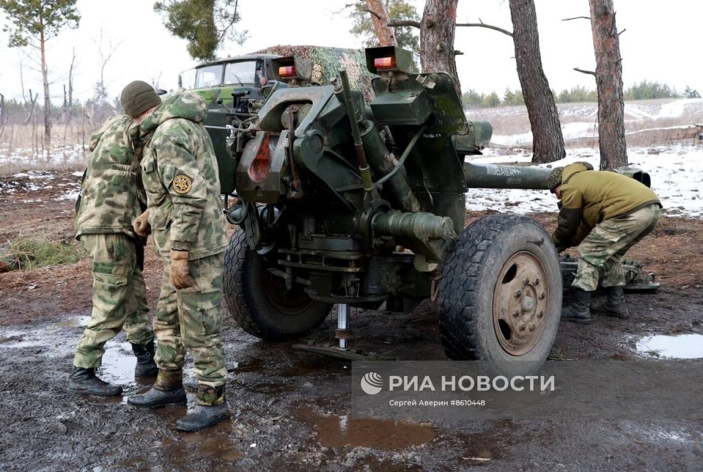 Расчёты 122-мм гаубиц Д-30 добровольческого подразделения БАРС-13 «Русский легион» проводят занятия на одном из полигонов ДНР