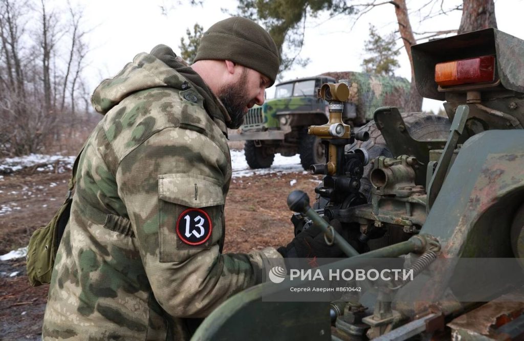 Расчёты 122-мм гаубиц Д-30 добровольческого подразделения БАРС-13 «Русский легион» проводят занятия на одном из полигонов ДНР