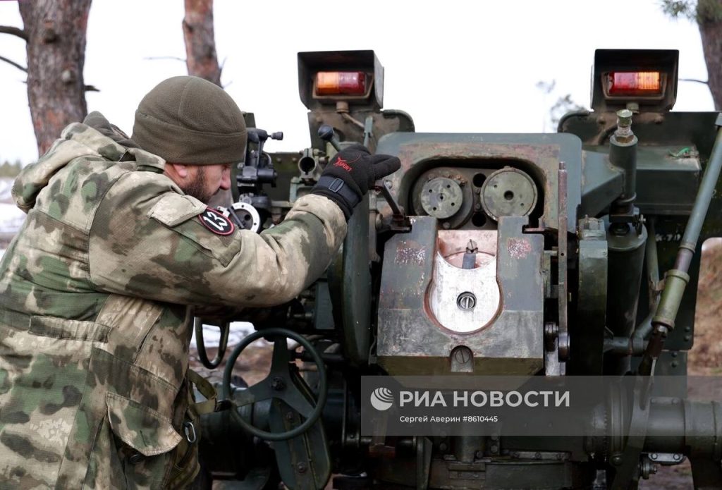 Расчёты 122-мм гаубиц Д-30 добровольческого подразделения БАРС-13 «Русский легион» проводят занятия на одном из полигонов ДНР