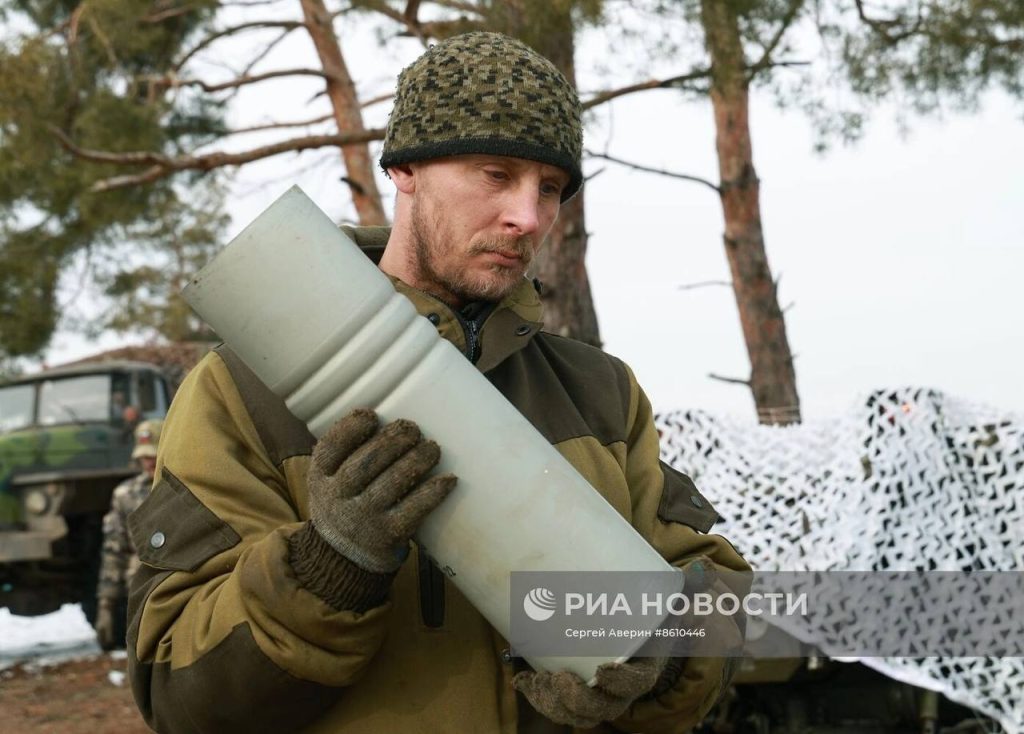 Расчёты 122-мм гаубиц Д-30 добровольческого подразделения БАРС-13 «Русский легион» проводят занятия на одном из полигонов ДНР