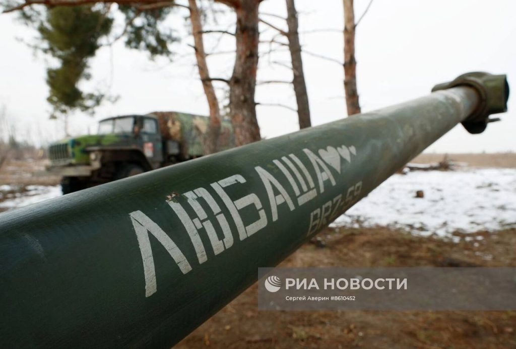 Расчёты 122-мм гаубиц Д-30 добровольческого подразделения БАРС-13 «Русский легион» проводят занятия на одном из полигонов ДНР