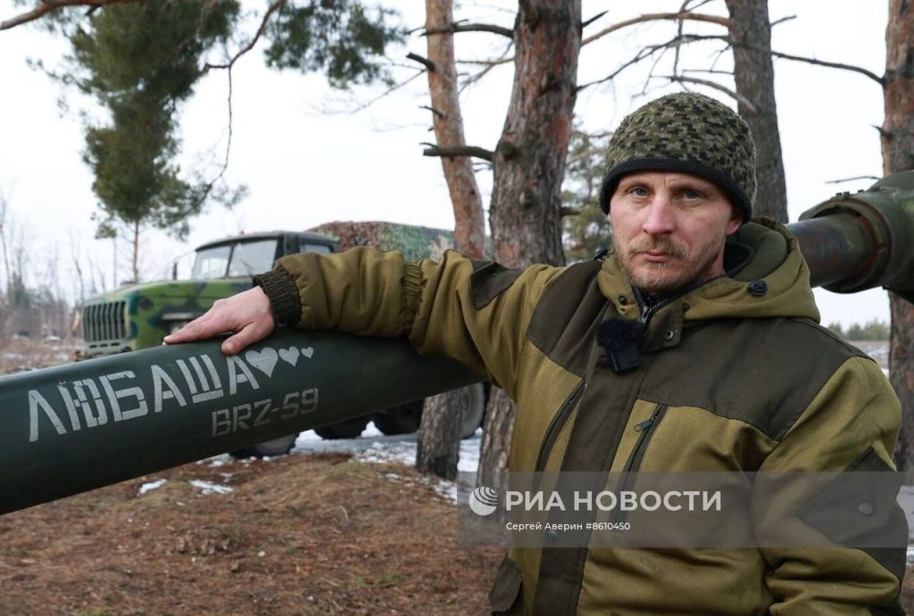 Расчёты 122-мм гаубиц Д-30 добровольческого подразделения БАРС-13 «Русский легион» проводят занятия на одном из полигонов ДНР