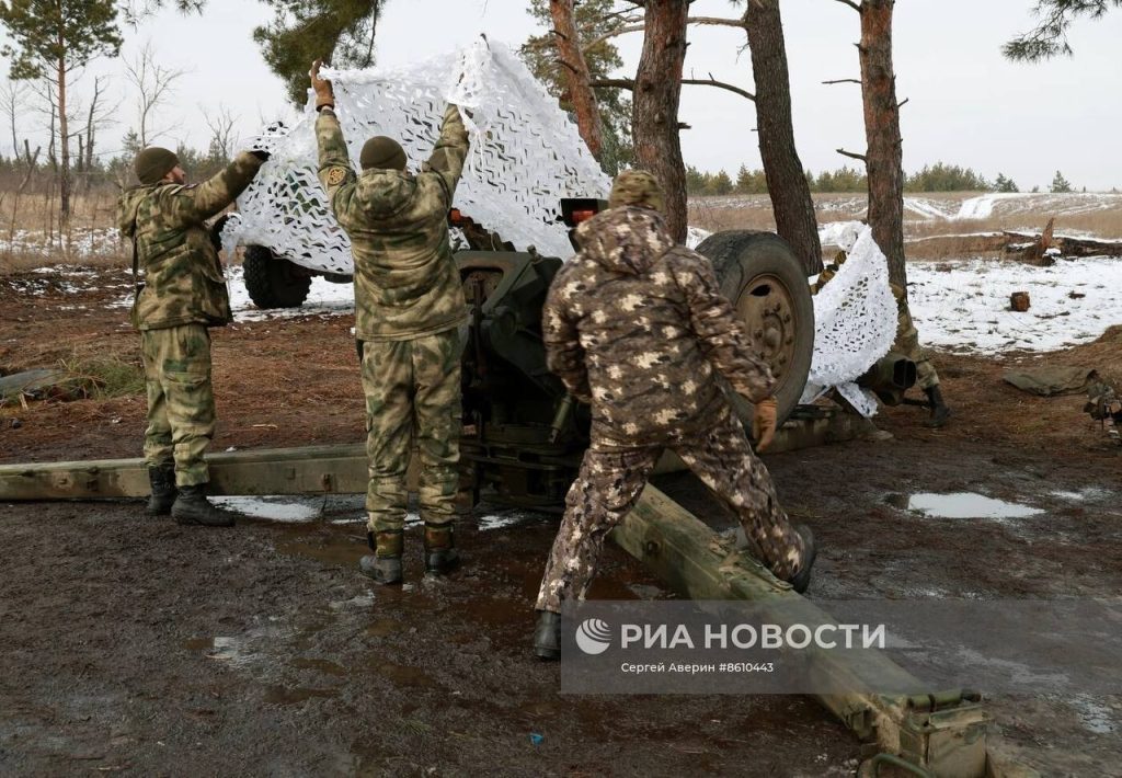Расчёты 122-мм гаубиц Д-30 добровольческого подразделения БАРС-13 «Русский легион» проводят занятия на одном из полигонов ДНР