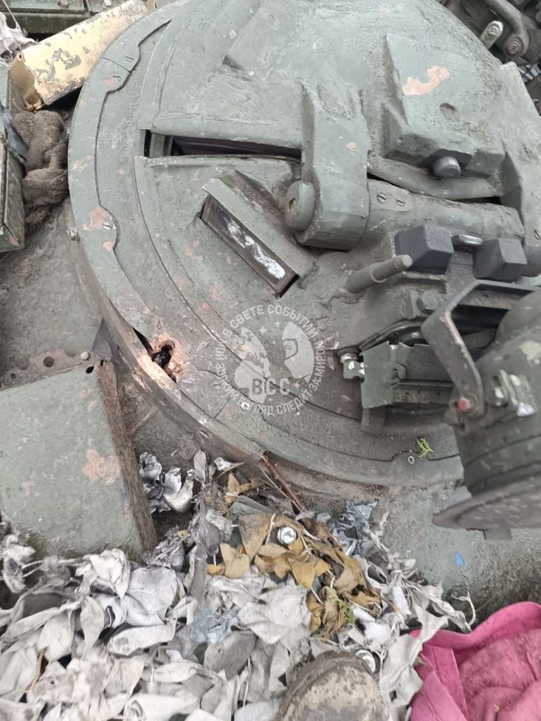 Пробитие крышки люка Т-72Б3 в результате сброса с дрона «Баба Яга»