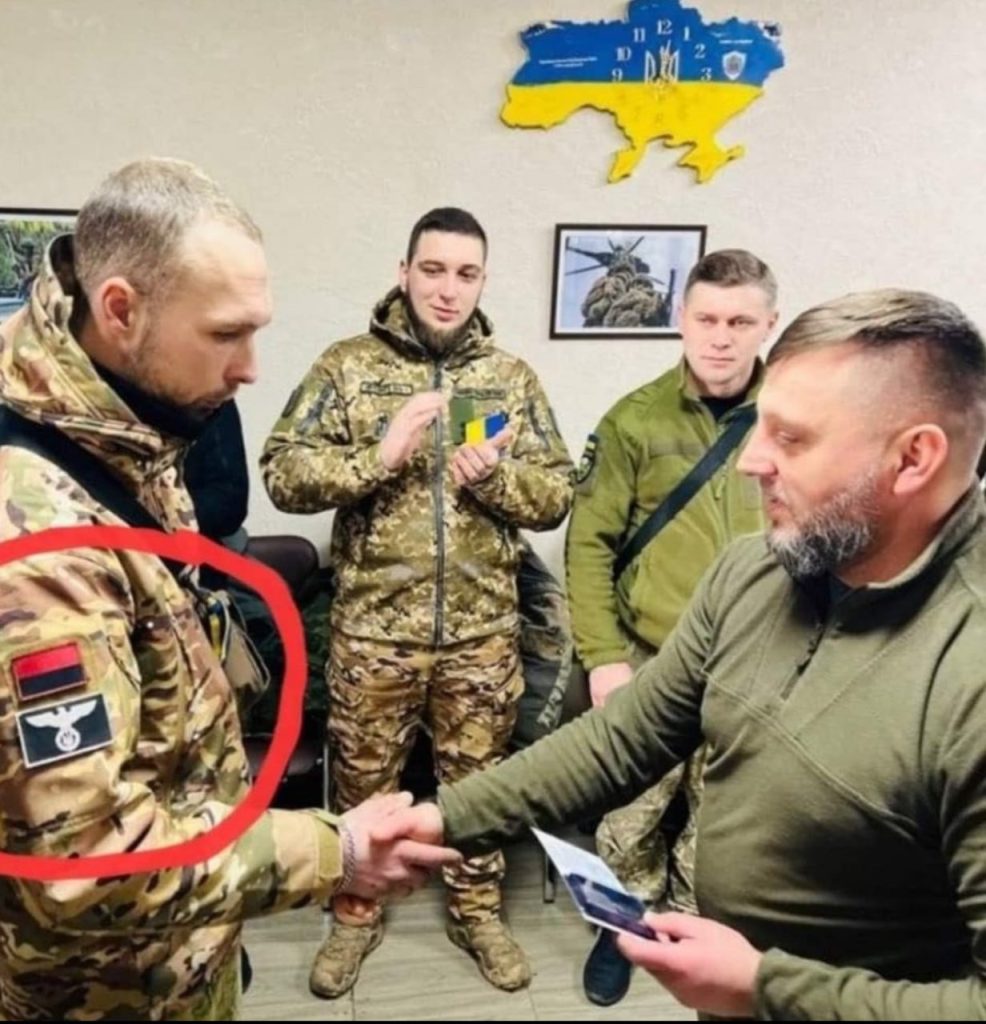 Это какой-то древний фаллический символ на шевроне, наверное что-то из древне славянского... 😁