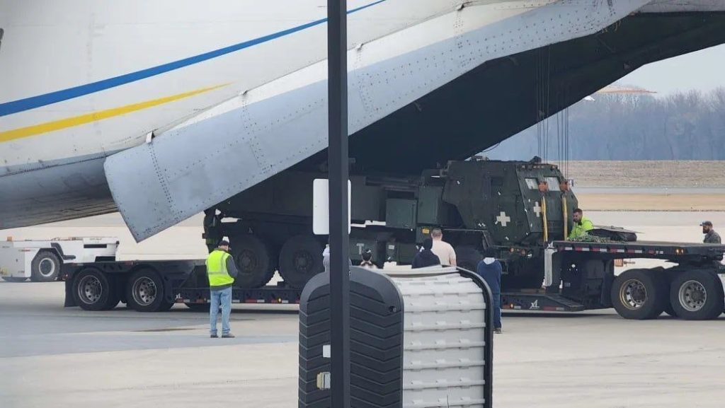 Кадры погрузки поврежденных установок РСЗО HIMARS в транспортный самолет для дальнейшего ремонта на Западе