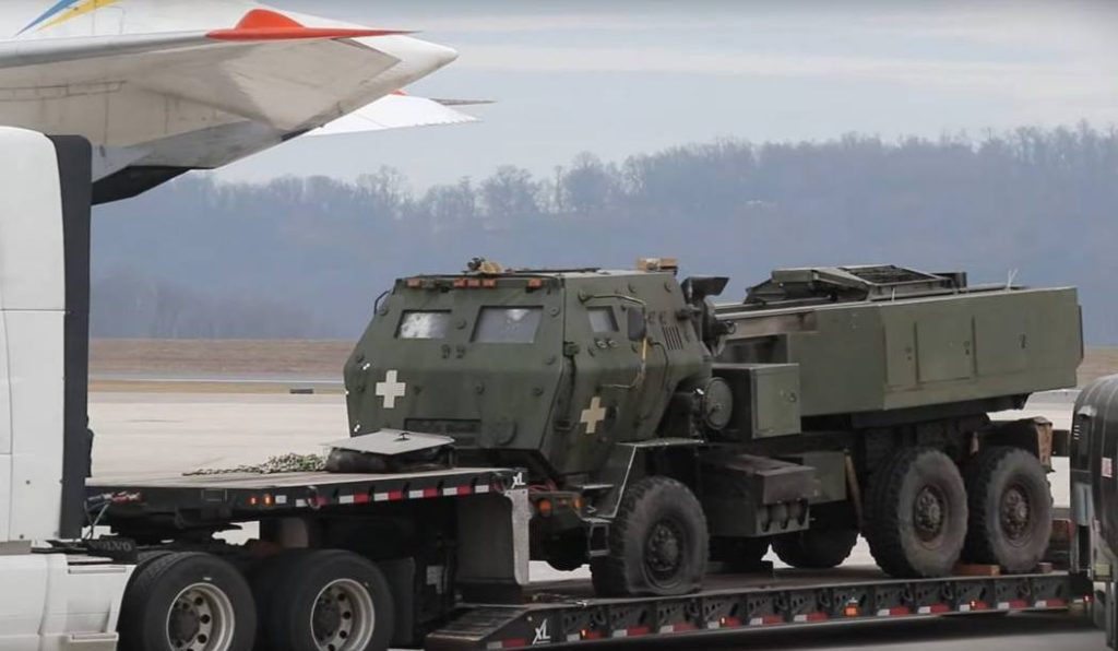 Кадры погрузки поврежденных установок РСЗО HIMARS в транспортный самолет для дальнейшего ремонта на Западе