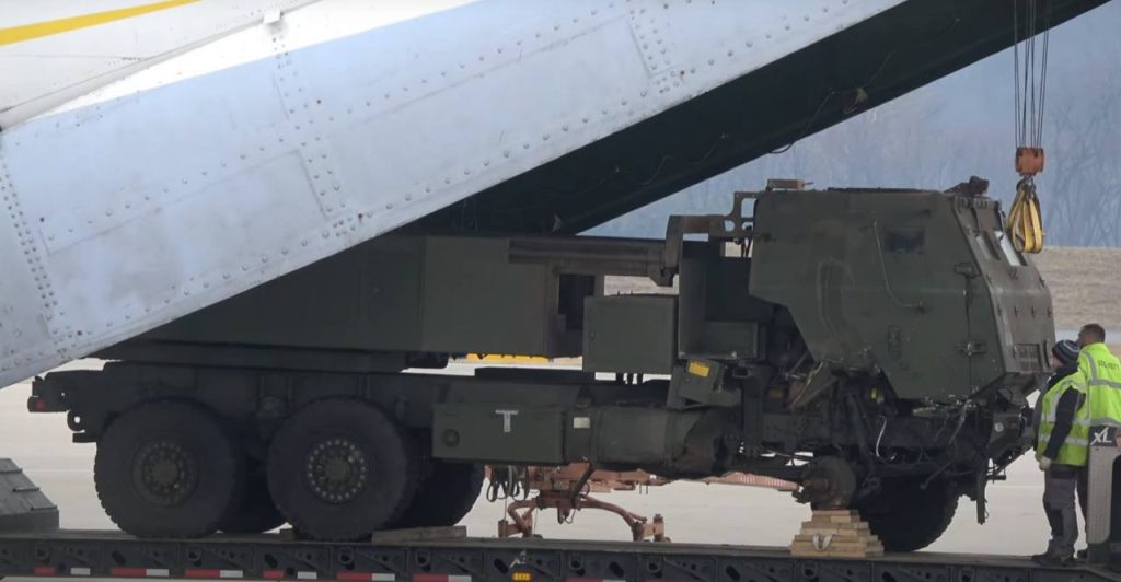Кадры погрузки поврежденных установок РСЗО HIMARS в транспортный самолет для дальнейшего ремонта на Западе