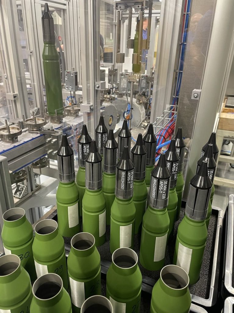Сообщается, что в 2023 году немецкая компания Rheinmetall поставила на Украину 40 000 бронебойных оперенных подкалиберных снарядов (APDS-T) калибра 35-мм для немецких ЗСУ Gepard