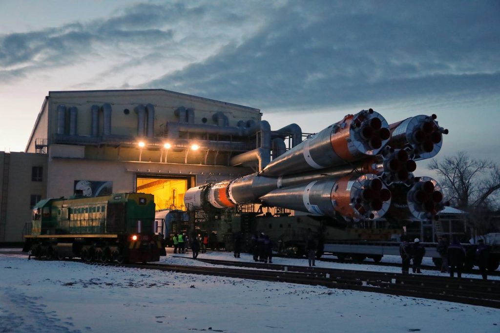 Сегодня на космодроме Байконур состоялся вывоз ракеты-носителя "Союз-2.1а" с грузовым кораблём "Прогресс МС-26"