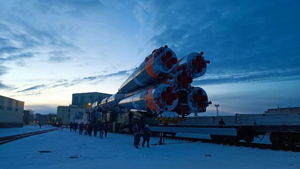 Сегодня на космодроме Байконур состоялся вывоз ракеты-носителя "Союз-2.1а" с грузовым кораблём "Прогресс МС-26"
