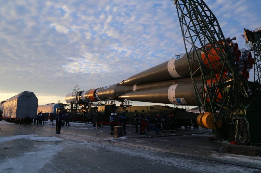 Сегодня на космодроме Байконур состоялся вывоз ракеты-носителя "Союз-2.1а" с грузовым кораблём "Прогресс МС-26"