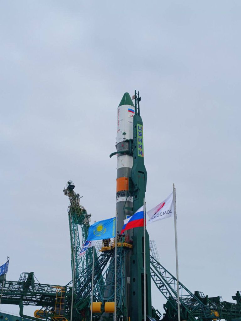 Сегодня на космодроме Байконур состоялся вывоз ракеты-носителя "Союз-2.1а" с грузовым кораблём "Прогресс МС-26"