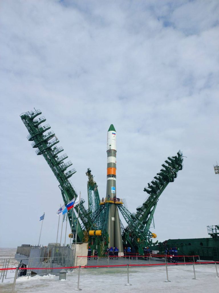 Сегодня на космодроме Байконур состоялся вывоз ракеты-носителя "Союз-2.1а" с грузовым кораблём "Прогресс МС-26"