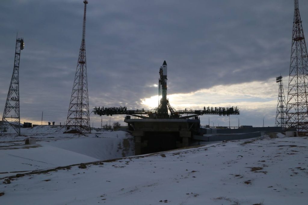 Сегодня на космодроме Байконур состоялся вывоз ракеты-носителя "Союз-2.1а" с грузовым кораблём "Прогресс МС-26"