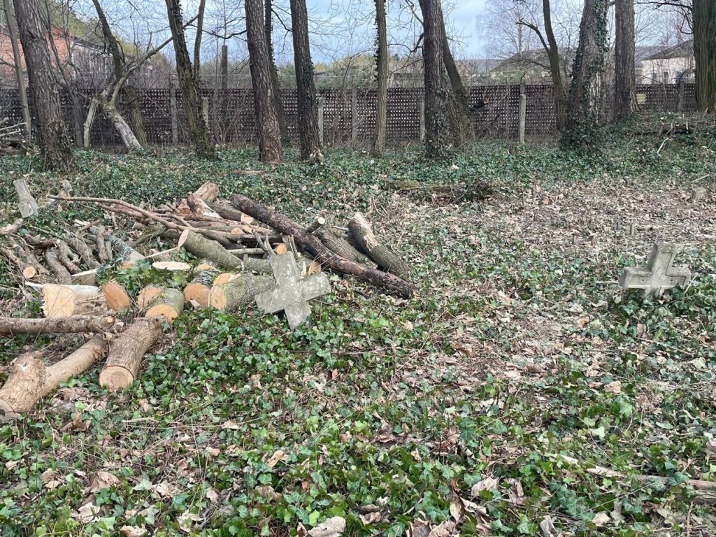 В Бродах Тернопольской области украинцы с помощью тяжёлой техники сровняли с землёй военное польское кладбище