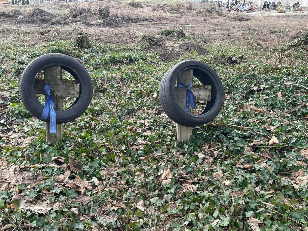 В Бродах Тернопольской области украинцы с помощью тяжёлой техники сровняли с землёй военное польское кладбище