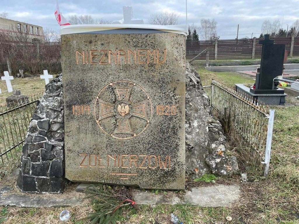 В Бродах Тернопольской области украинцы с помощью тяжёлой техники сровняли с землёй военное польское кладбище