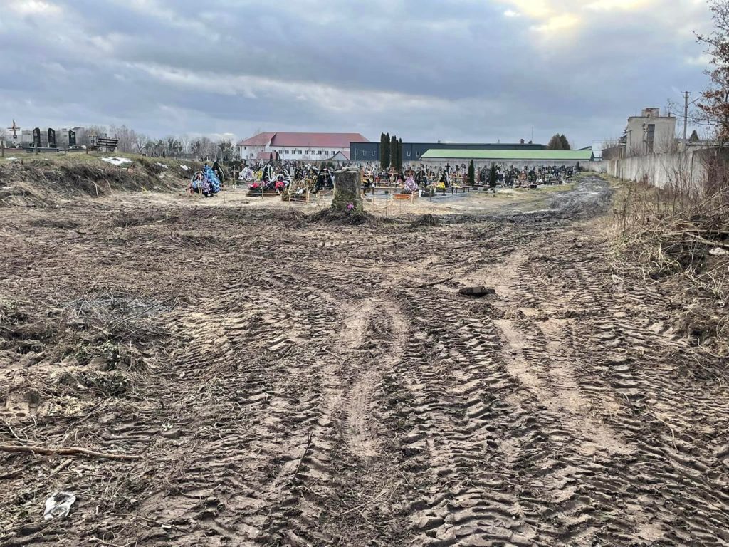 В Бродах Тернопольской области украинцы с помощью тяжёлой техники сровняли с землёй военное польское кладбище