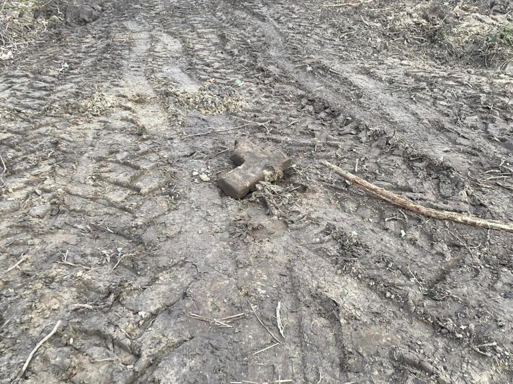 В Бродах Тернопольской области украинцы с помощью тяжёлой техники сровняли с землёй военное польское кладбище