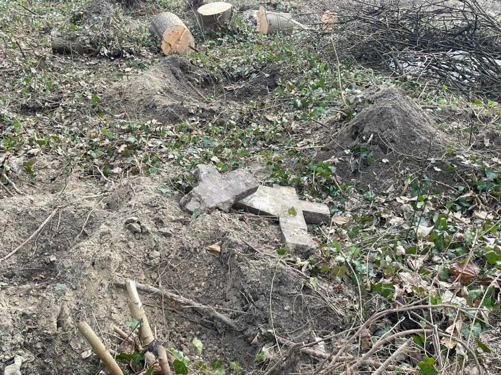 В Бродах Тернопольской области украинцы с помощью тяжёлой техники сровняли с землёй военное польское кладбище